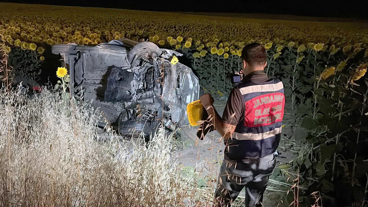 Otomobil ayçiçeği tarlasına devrildi: 5 kişi yaralandı Otomobil aycicegi tarlasina devrildi 5 kisi yaralandi LqNBLKRW